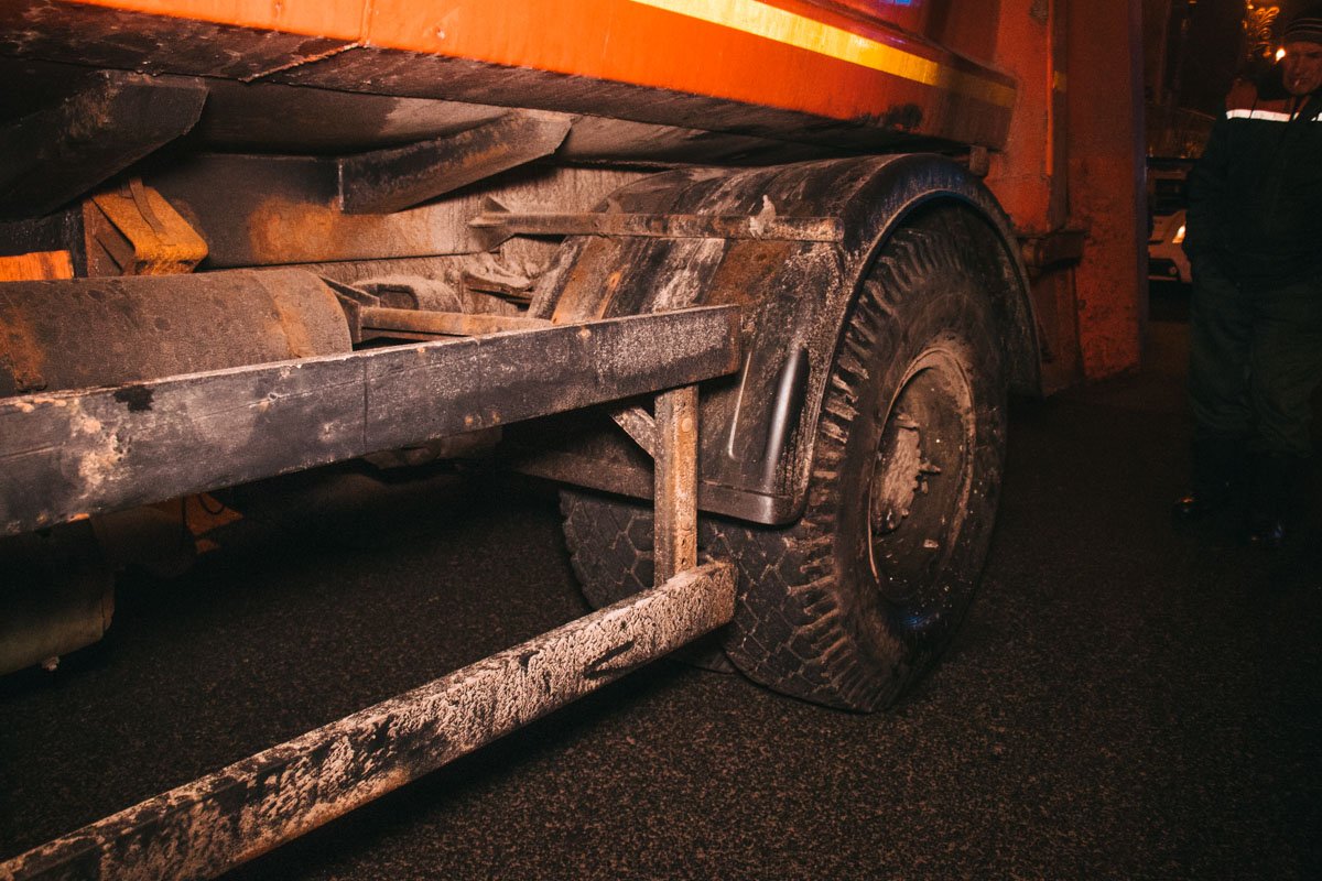 Удар пришелся на среднюю часть грузовика Удар пришелся на среднюю часть грузовика