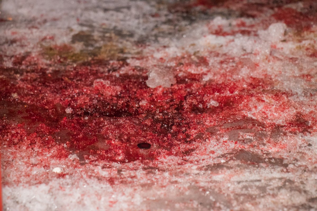 В момент задержания преступник достал нож и нанес ранение полицейскому в ногу