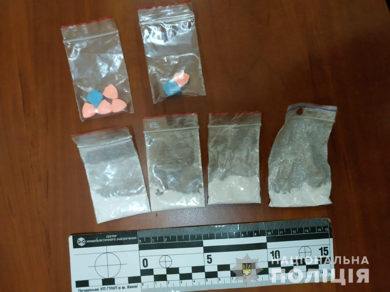 Парень нес в кармане рюкзака четыре пакетика с порошкообразным веществом и семь таблеток розового и синего цветов