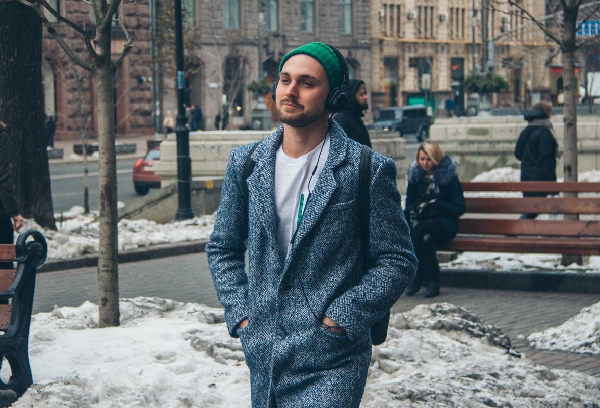 В наушниках, должно быть, lounge В наушниках, должно быть, lounge