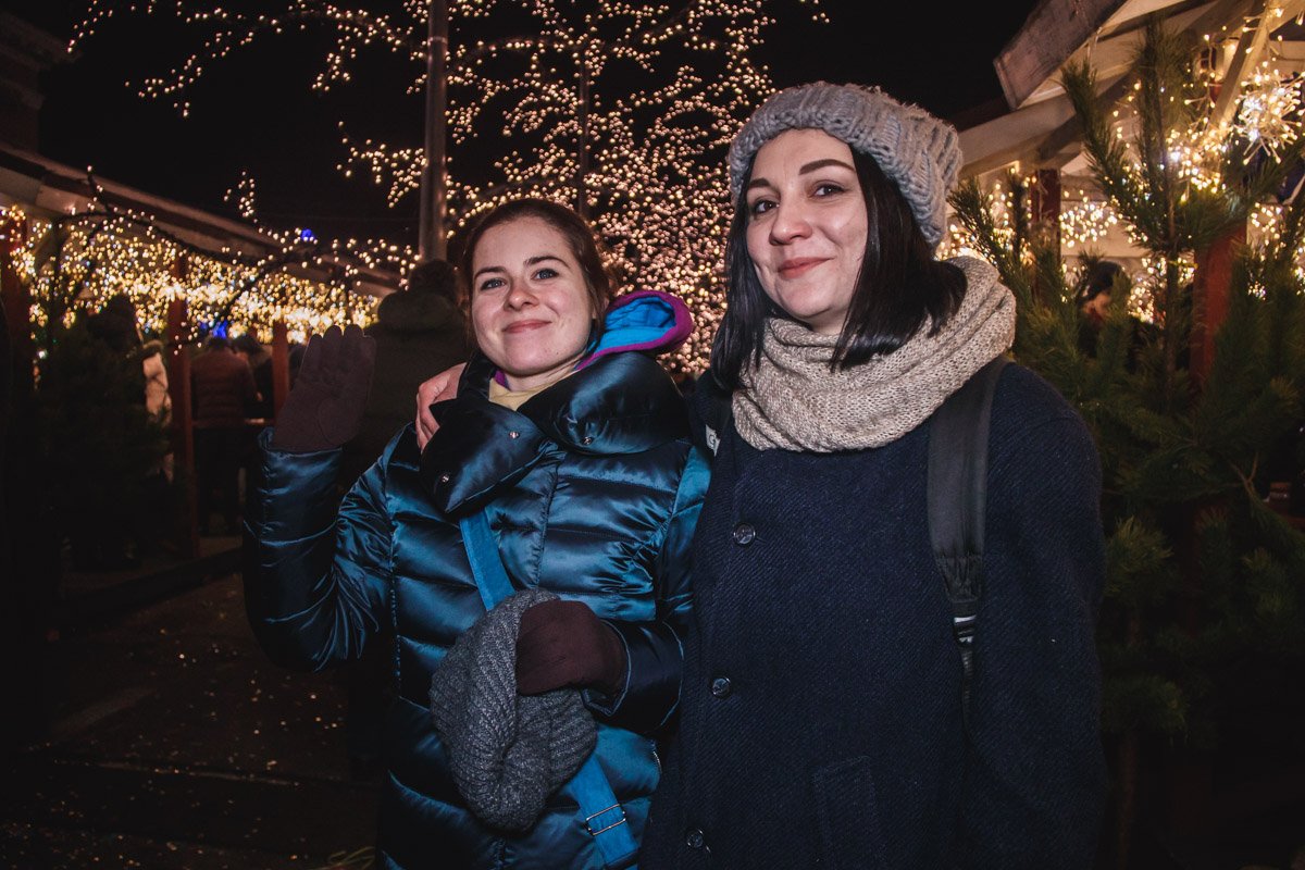  Жители столицы наслаждались волшебной атмосферой, много фотографировались и делились друг с другом настоящими светлыми эмоциями