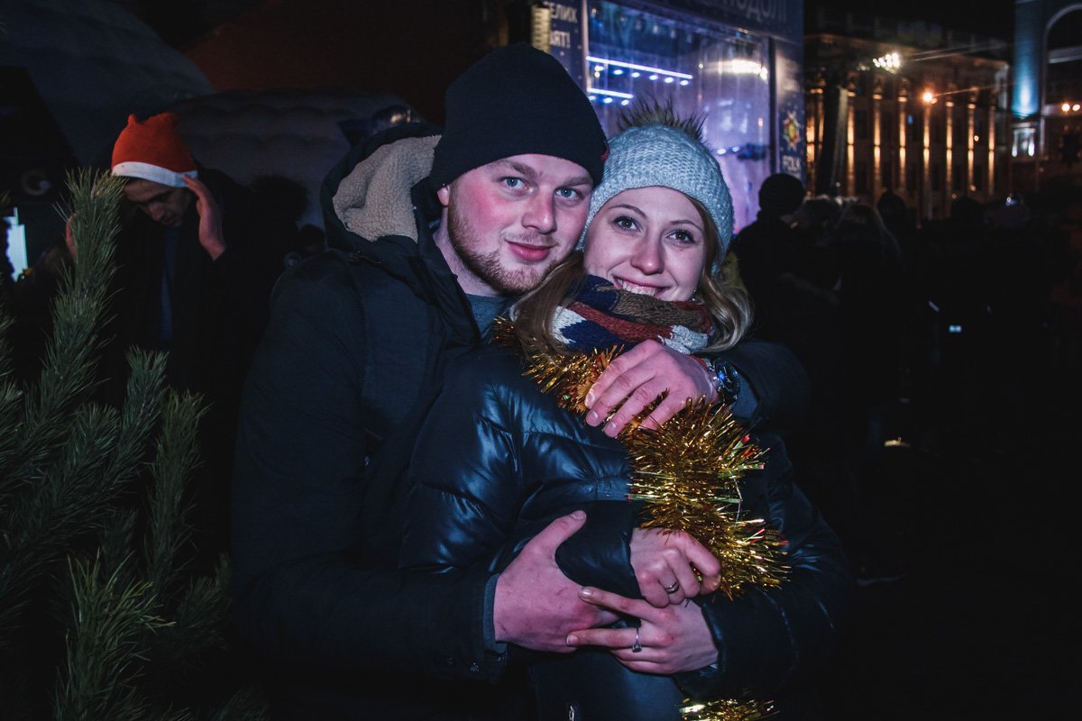 На площади и улице Сагайдачного собрались множество людей для того, чтобы вместе встретить момент рождения Нового года