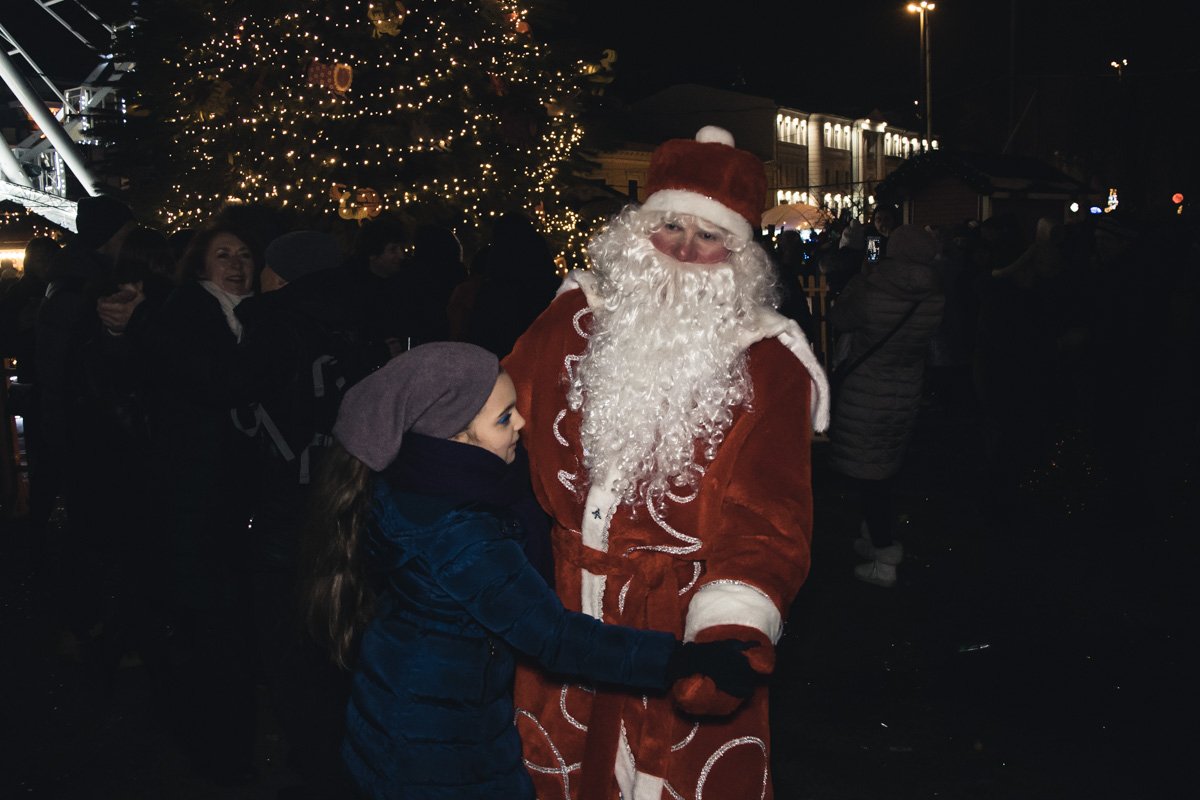 Все желающие, вне зависимости от умений, могли насладиться танцами и плясками под живую музыку разных украинских исполнителей