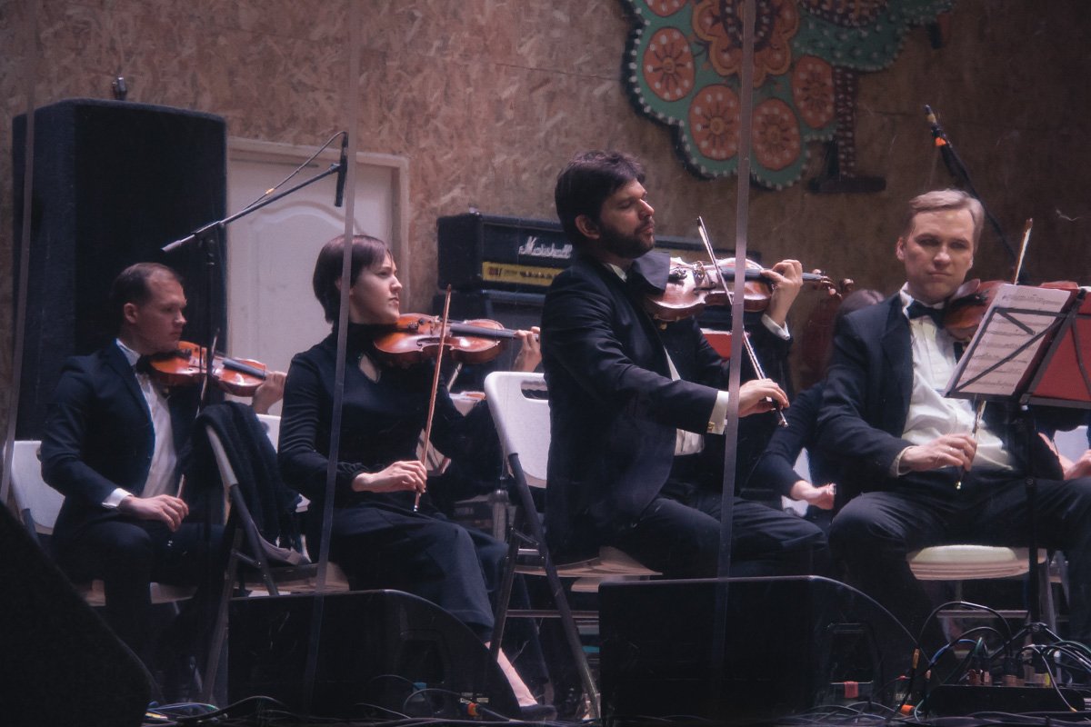 Даже те, кто не умели танцевать, с удовольствием вальсировали под аккомпанемент струнного оркестра