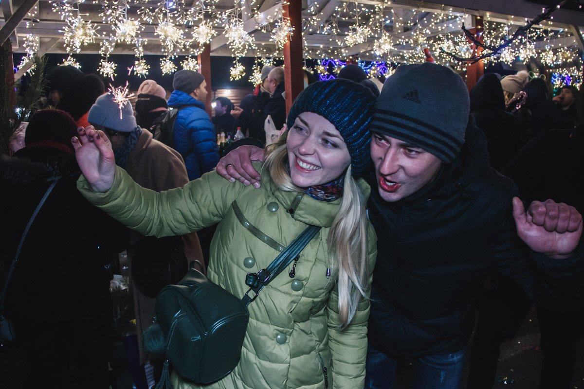 Новогодняя иллюминация поднимала настроение и дарила всем посетителям площади незабываемые ощущения чудес