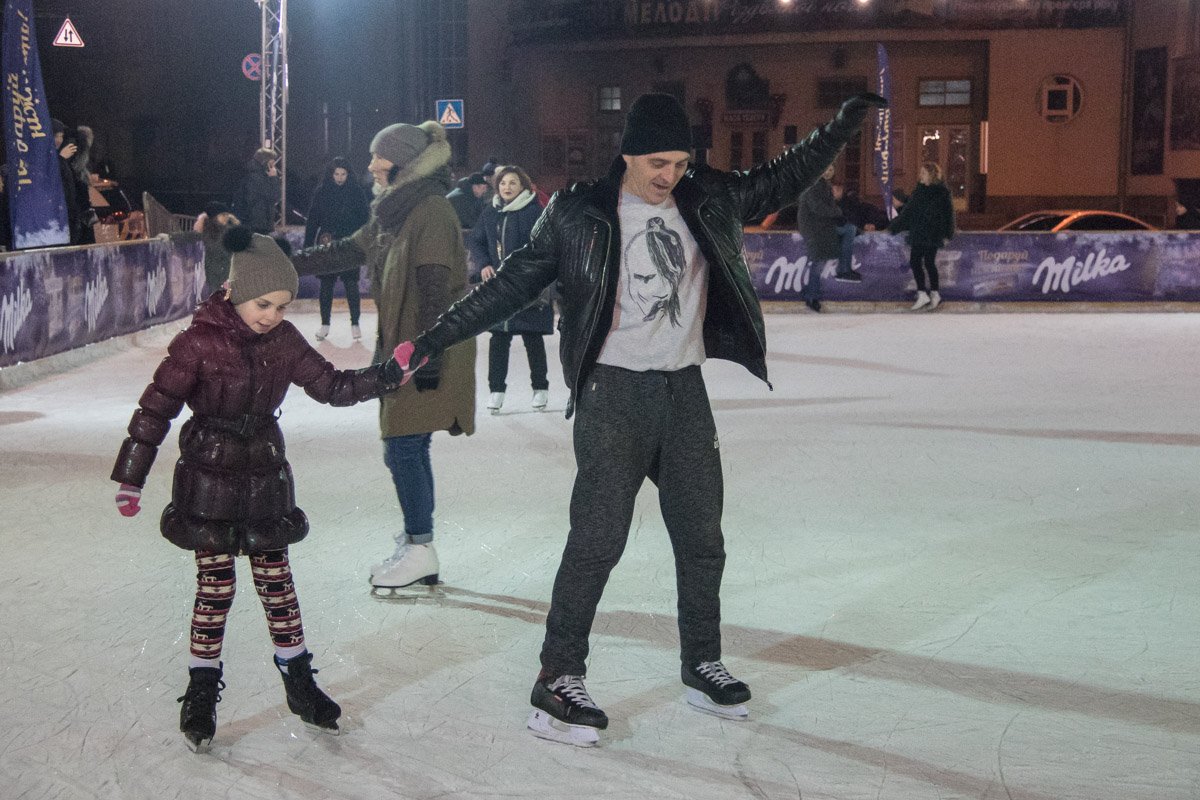 Даже ночью работали любимые развлечения большинства жителей города: каток и большое яркое колесо обозрения