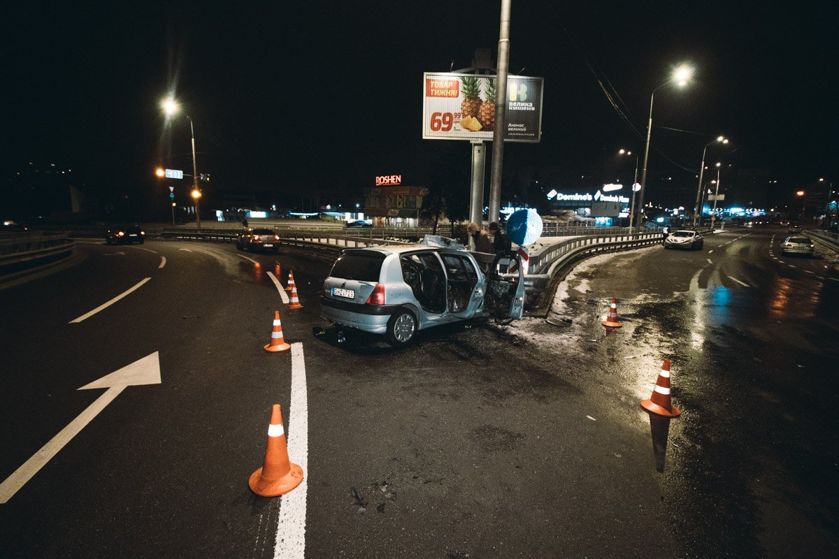В ночь на 1 январе в Киеве возле "Колибриса" Renault Clio врезался в ограждение