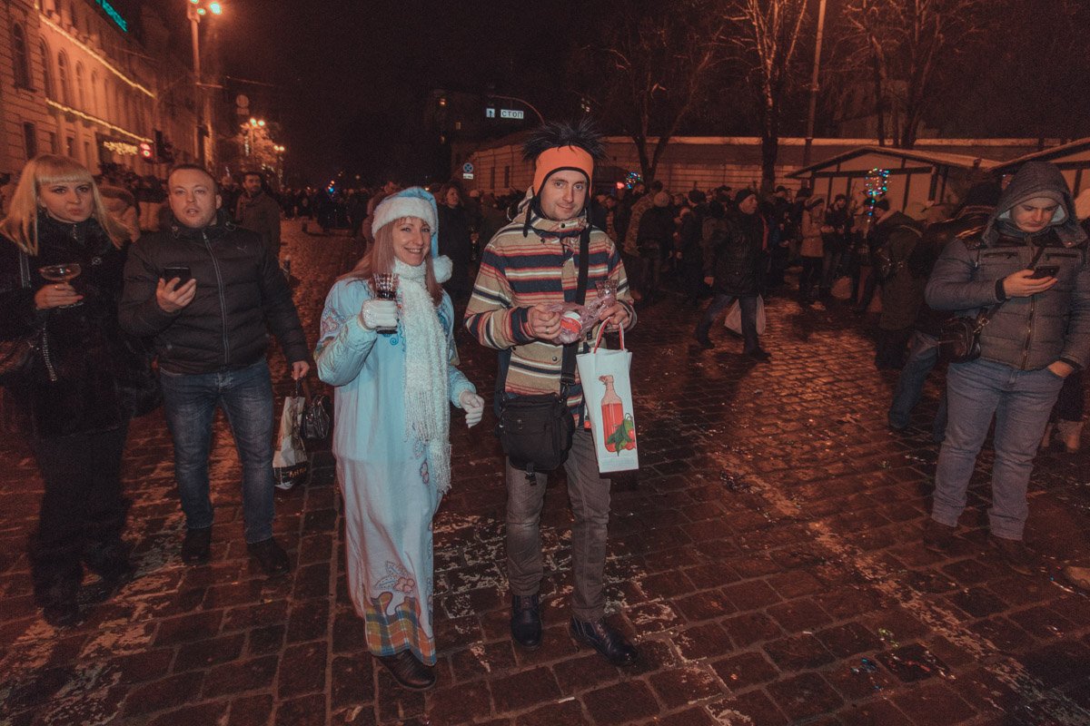 К полуночи на Софийской площади не протолкнуться - желающих встретить Новый год возле главной елки страны традиционно много