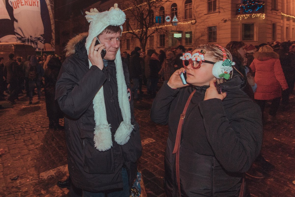 Сразу после полуночи все мобильные сети "упали" под наплывом людей, которые хотели поздравить своих родных и близких с Новым годом. Этим счастливчикам дозвониться удалось