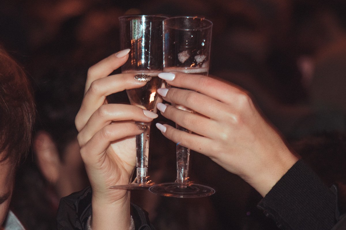 Под бой курантов сотни бокалов с шампанским взлетели вверх