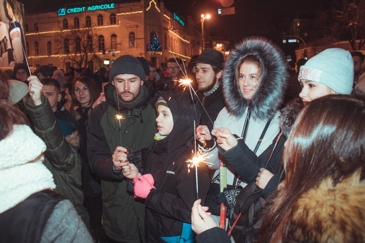 Многие пришли на площадь с детьми