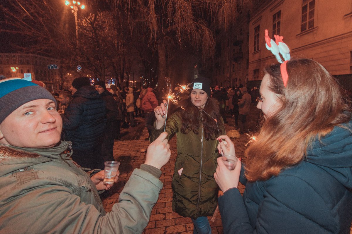 В разных уголках площади то и дело вспыхивали бенгальские огни