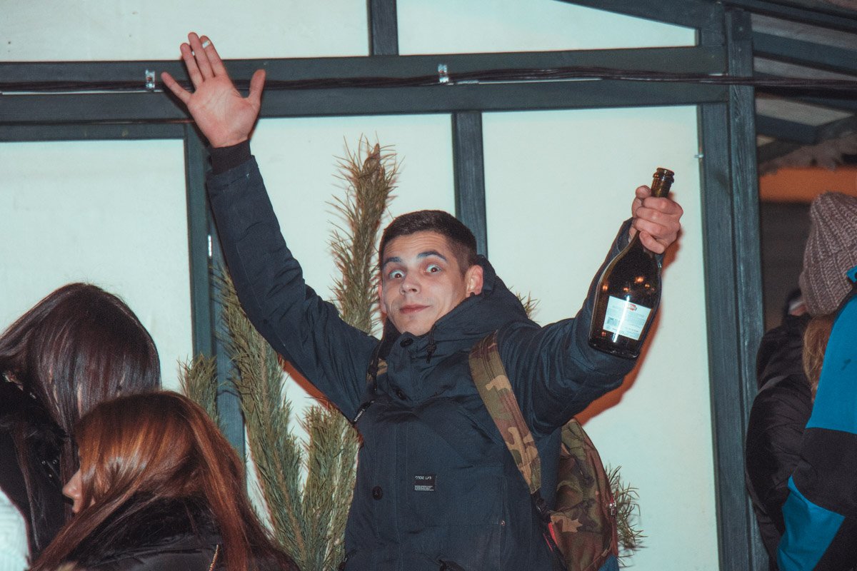 Вот такое новогоднее лицо. Зато парню явно нескучно