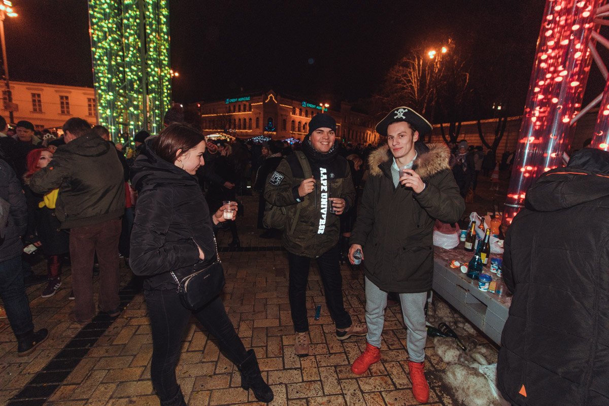 О чем говорить, если на Софийской площади нашлось место и пиратам