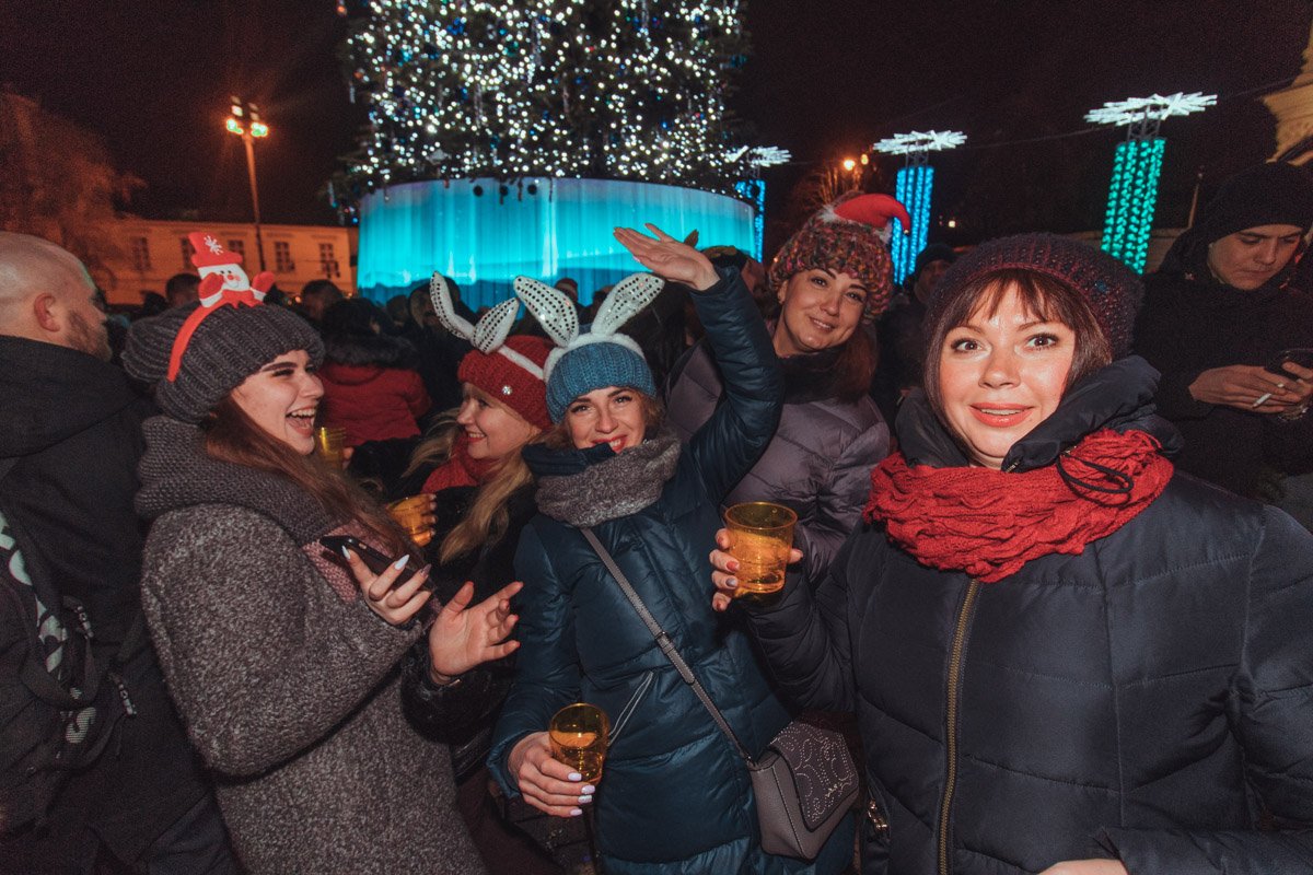 Необычно много в год свиньи на Софийской площади было зайчиков
