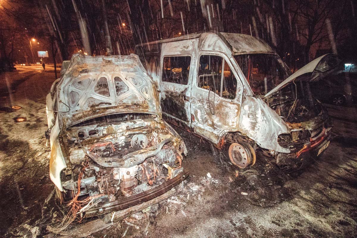 Утром 1 января в Святошинском районе Киева сгорели два автомобиля: Hyundai и микроавтобус Renault
