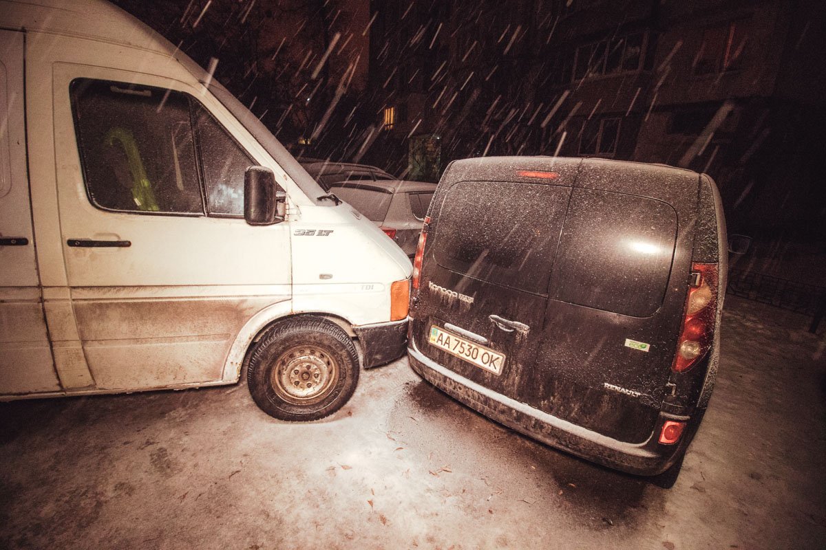 Еще один микроавтобус, пытаясь отъехать от пожара, врезался в припаркованный Renault Kangoo