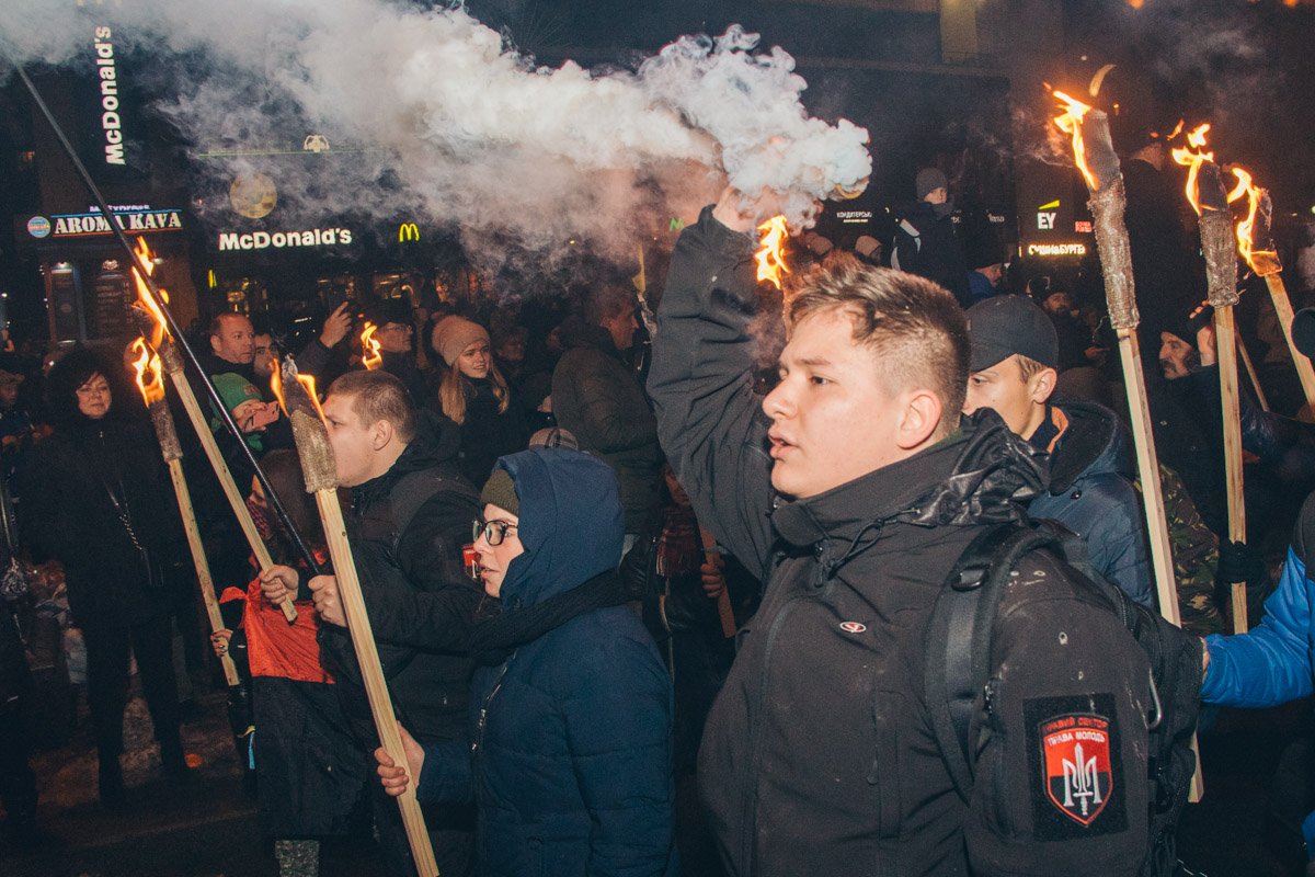 Дорога в сторону Майдана была перекрыта, проехать можно было только по противоположной от марширующих стороне