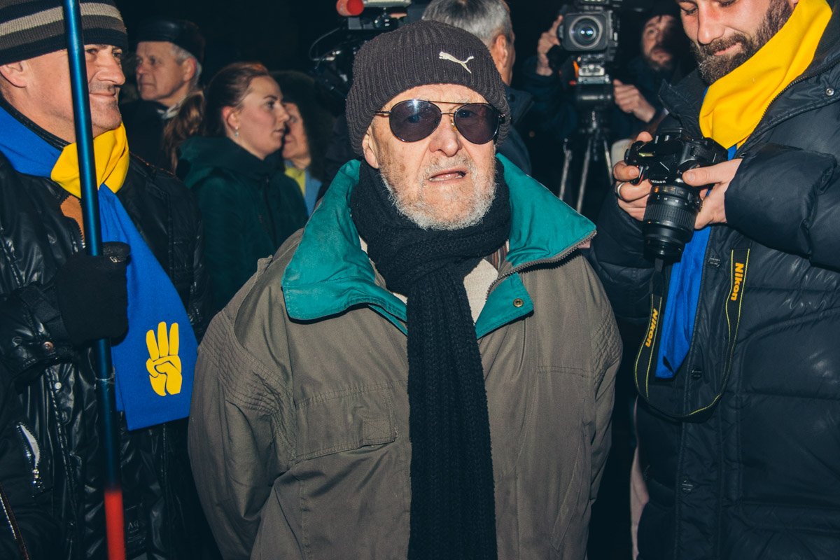 Участники шествия раздавали детям конфеты, а взрослым открытки с изображением Бандеры