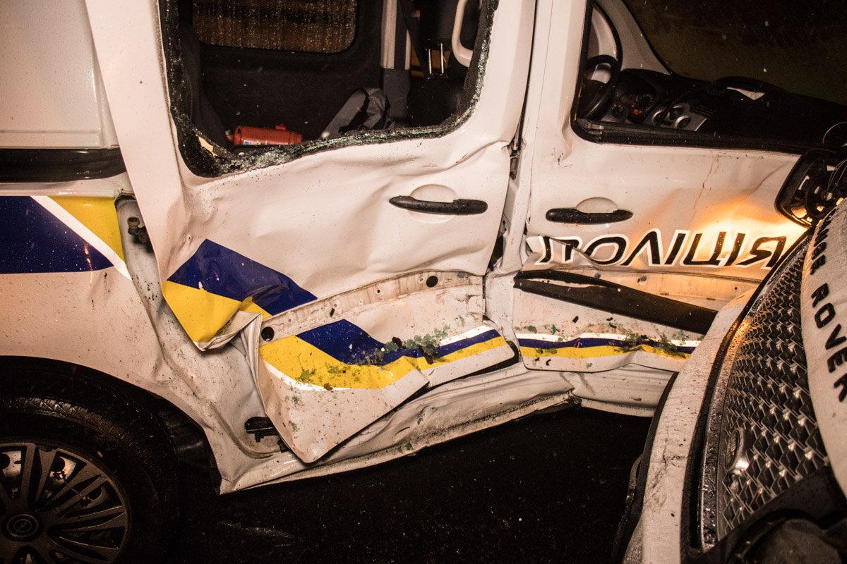 По неподтвержденной информации, в аварии пострадали двое полицейских