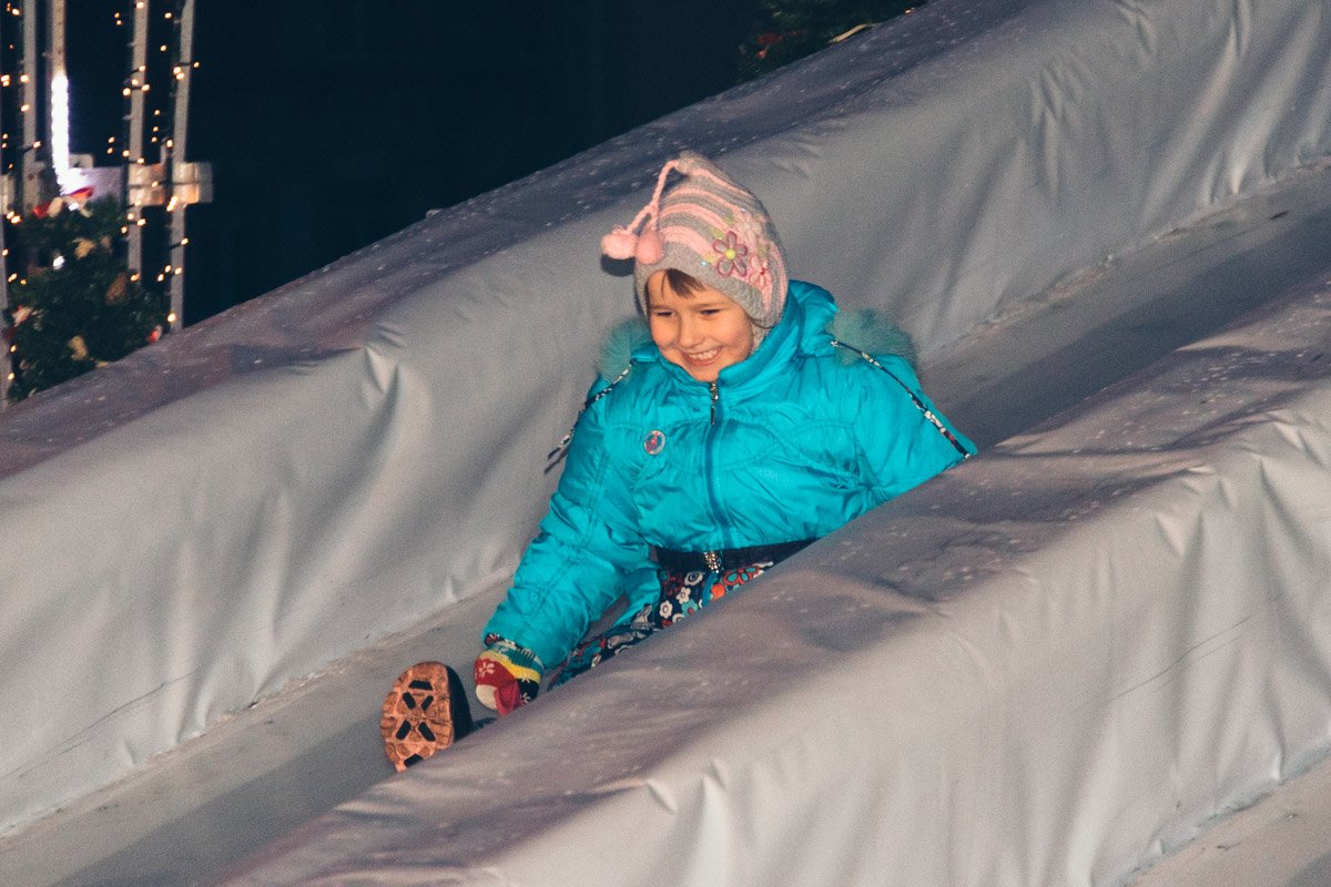Дети сразу облюбовали горки, на которых так здорово съезжать вниз со скоростью ветра Дети сразу облюбовали горки, на которых так здорово съезжать вниз со скоростью ветра