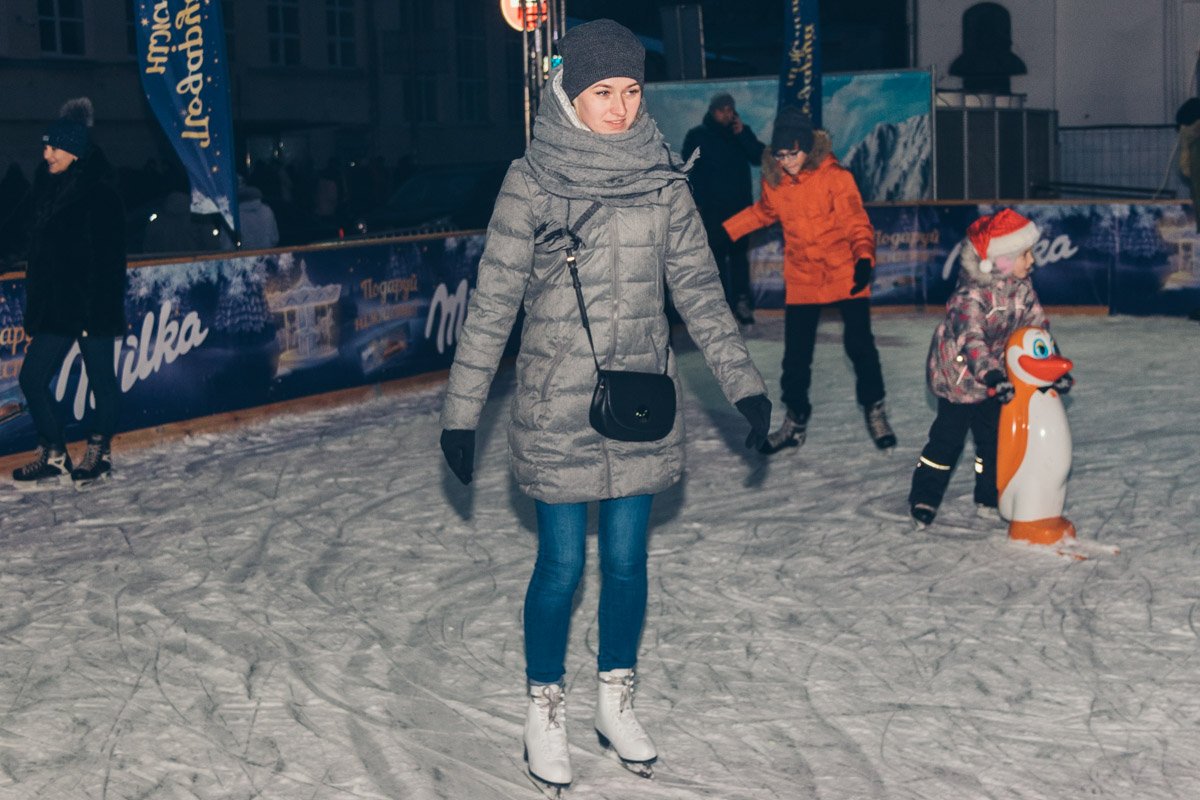 На катке, в свою очередь, аудитория была куда разнообразнее На катке, в свою очередь, аудитория была куда разнообразнее