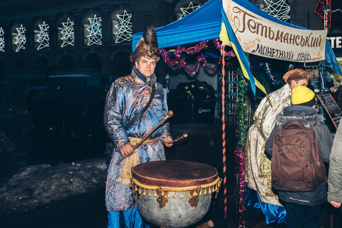 Немалым спросом пользовались и услуги монетного двора. Памятная монета с Нового года - повод постоять в очереди Немалым спросом пользовались и услуги монетного двора. Памятная монета с Нового года - повод постоять в очереди