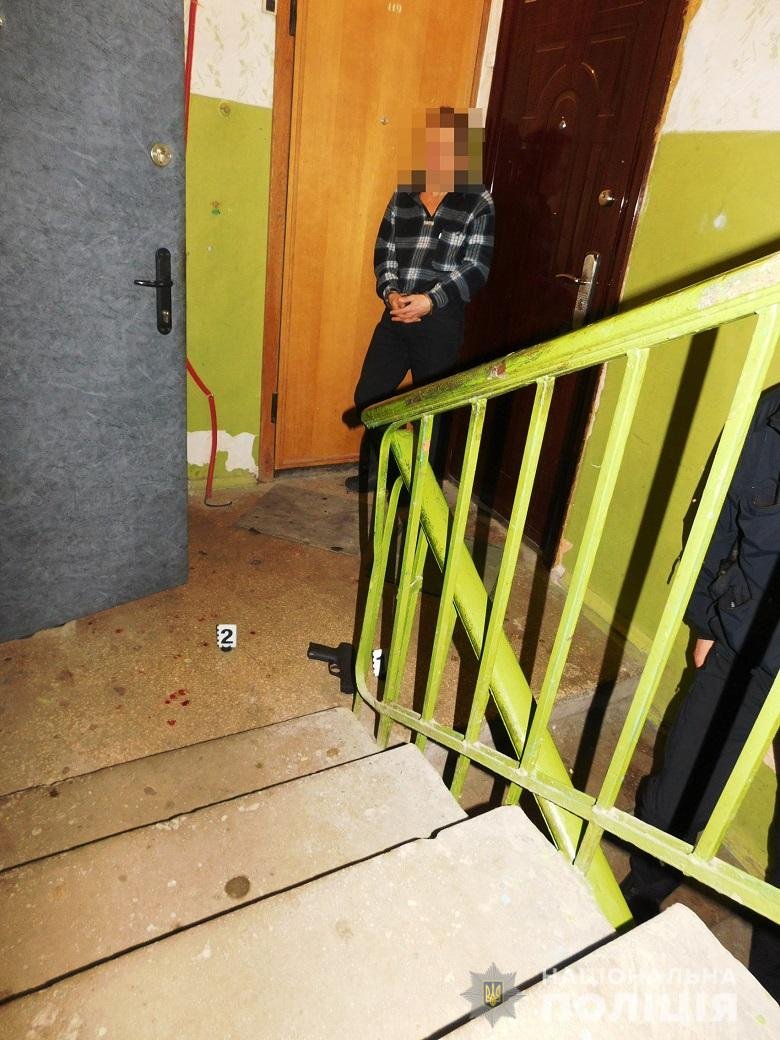 В Днепровском районе Киева на бульваре Труда между мужчиной и его родственником возник конфликт на почве квартплаты