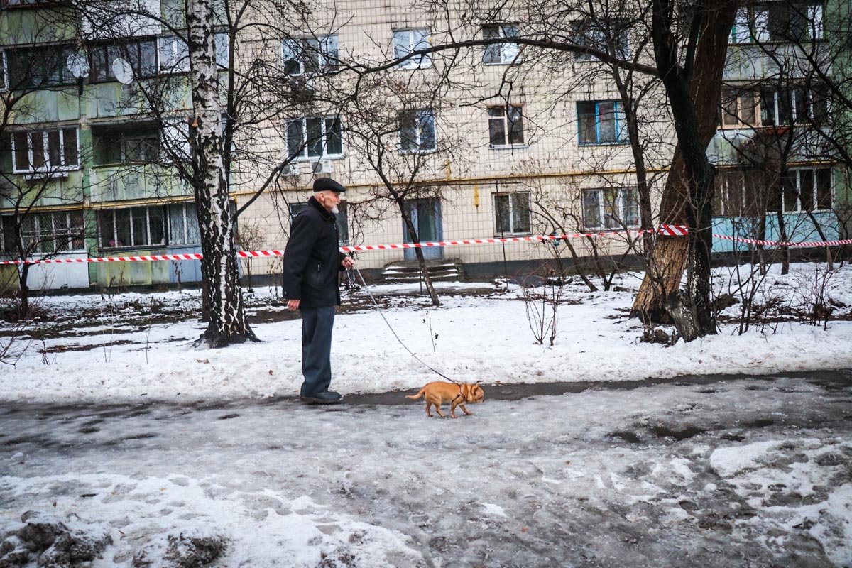 2 января в Киеве по адресу улица Западная, 11 мужчина выбросился из окна своего дома 2 января в Киеве по адресу улица Западная, 11 мужчина выбросился из окна своего дома