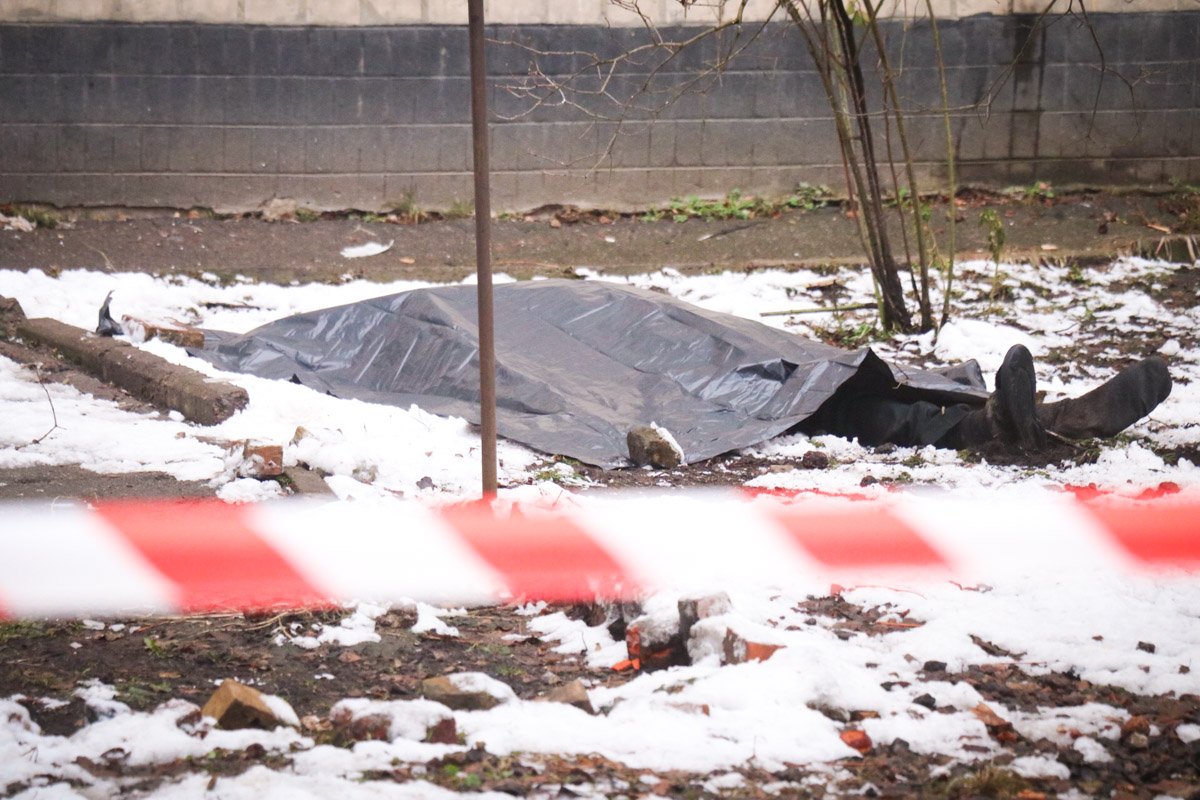 По словам соседей, у погибшего были психические проблемы со здоровьем По словам соседей, у погибшего были психические проблемы со здоровьем