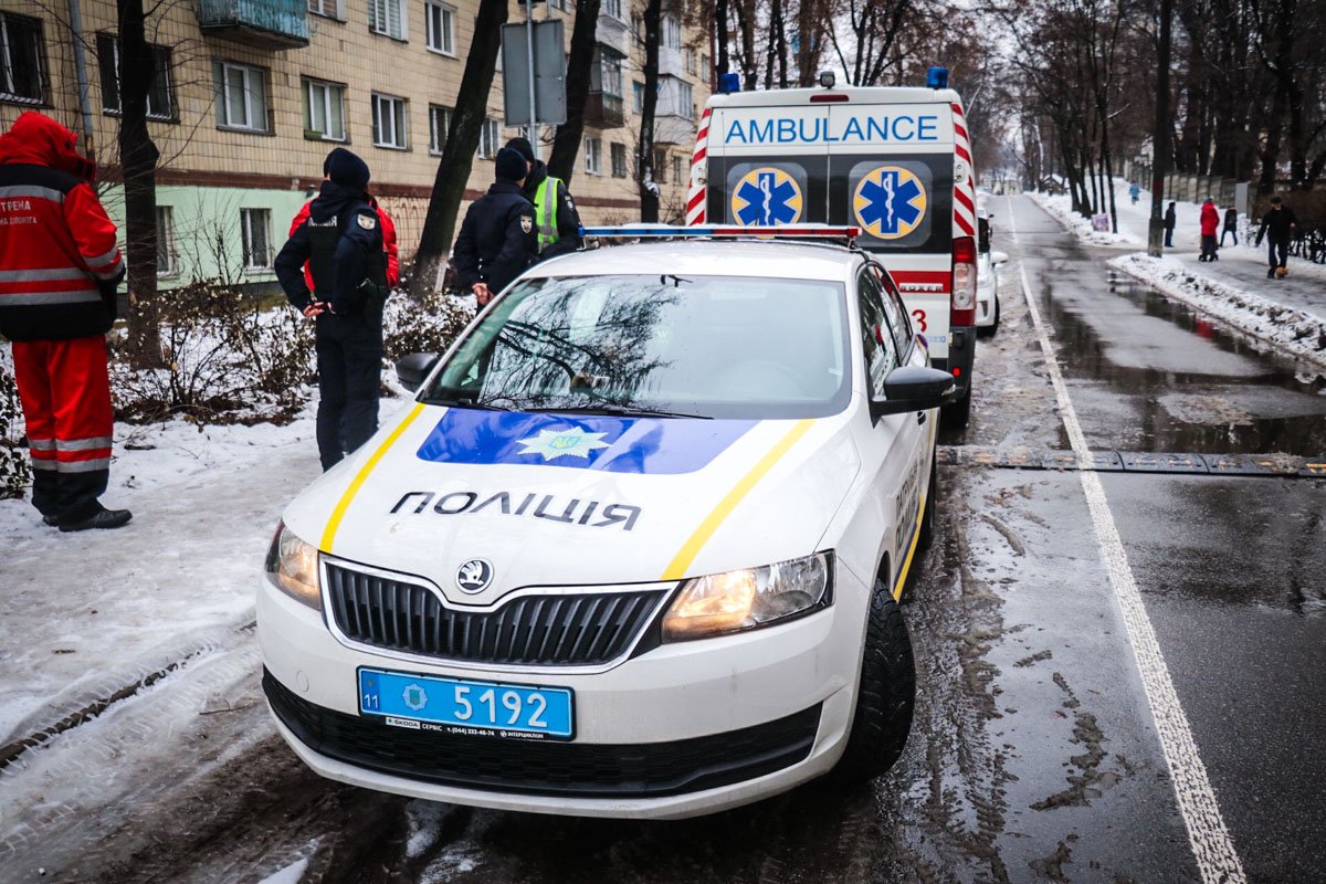 На месте случившегося работает наряд полиции и карета скорой помощи На месте случившегося работает наряд полиции и карета скорой помощи