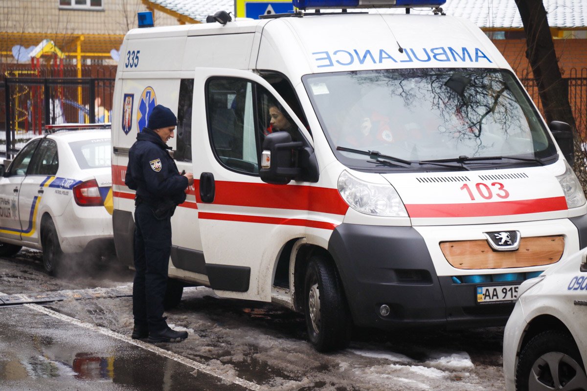 Правоохранители опрашивают свидетелей и выясняют детали произошедшего Правоохранители опрашивают свидетелей и выясняют детали произошедшего