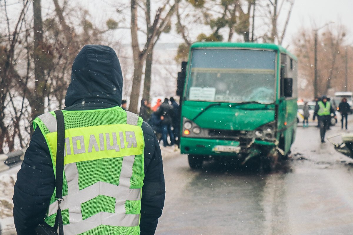 Автомобиль "ЗАЗ" выехал на встречную полосу и столкнулся с маршруткой