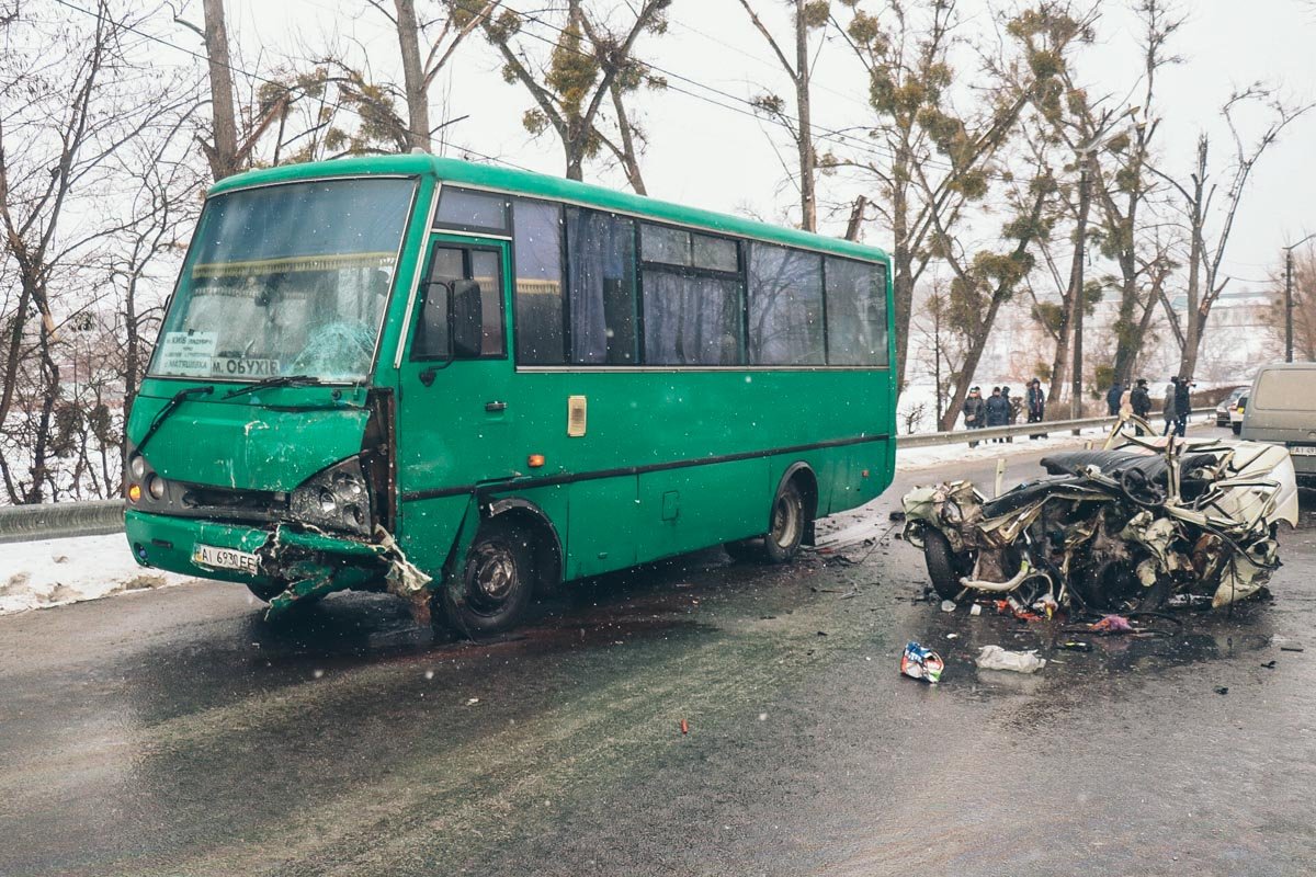 Четверо человек из маршрутки пострадали, их доставили в больницу
