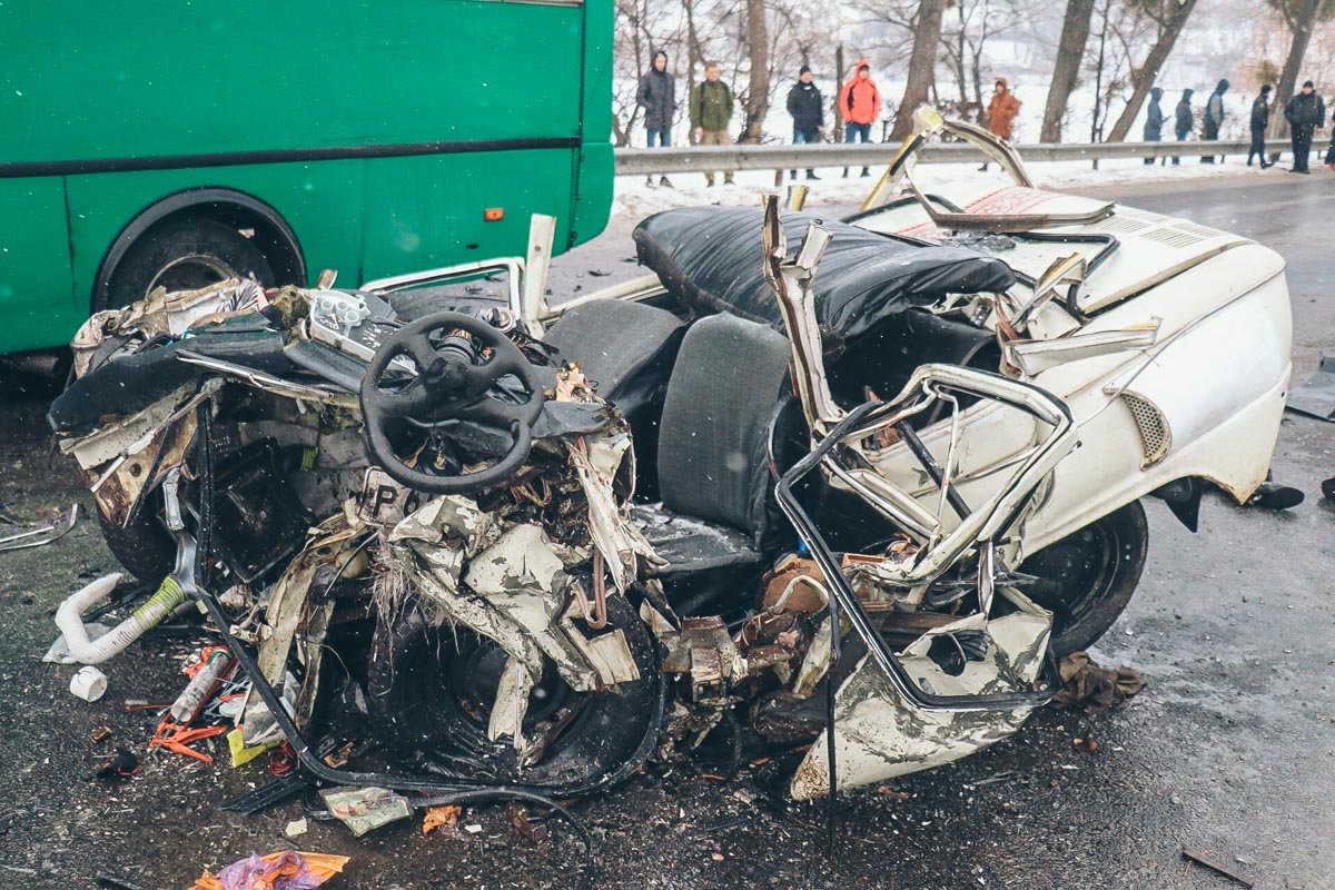 Всем погибшим (водитель легковушки и две женщины-пассажира) было около 30 лет