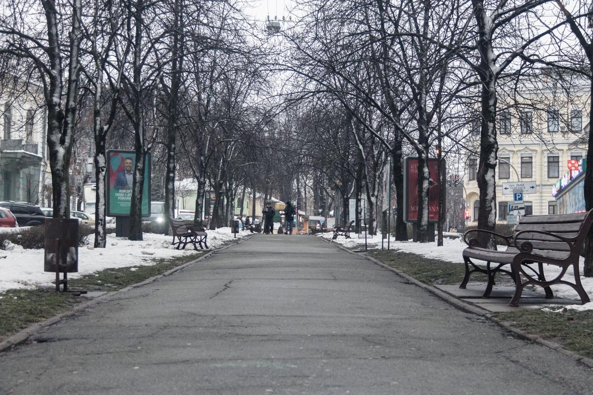 Жители и гости столицы в такую погоду смотрят новогодние программы и доедают оливье 