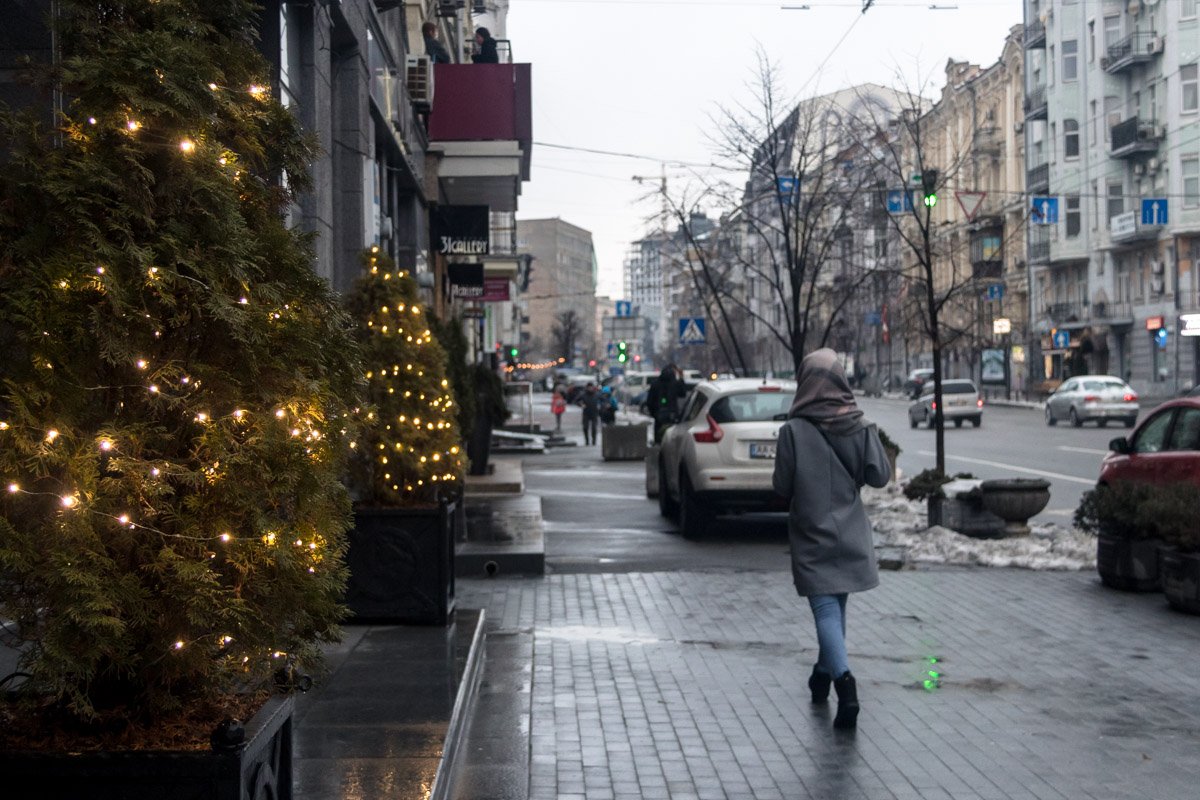 Только новогодняя иллюминация по города напоминает о праздниках 