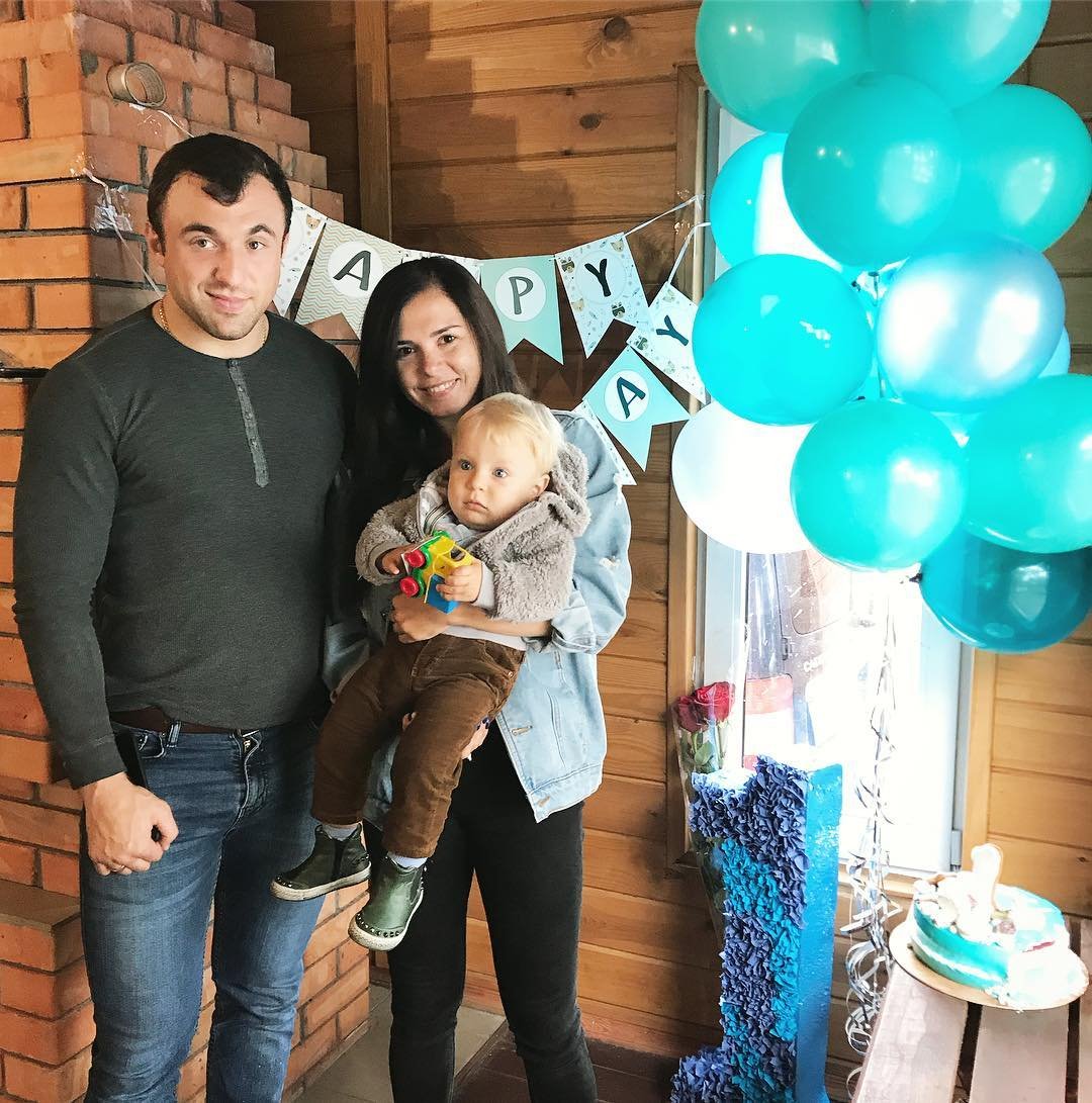 Правоохранители разыскивают убийцу - мужчину кавказской внешности с бородой.