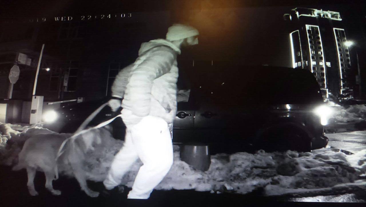 На этом снимке можно попытаться рассмотреть лицо подозреваемого