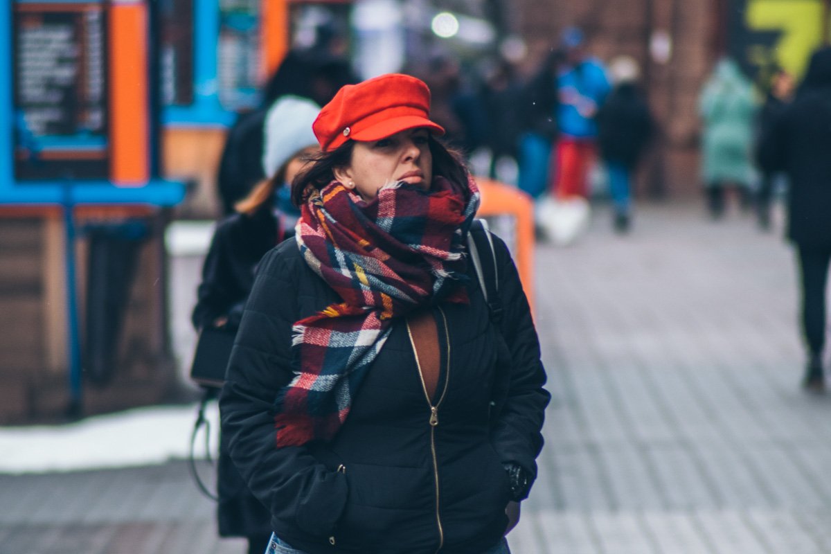 Яркий акцент в серости времени