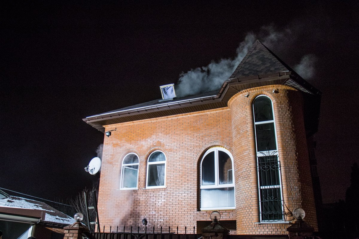 В Дарницком районе Киева в частном секторе Осокорков на 47-й Садовой линии произошел пожар В Дарницком районе Киева в частном секторе Осокорков на 47-й Садовой линии произошел пожар