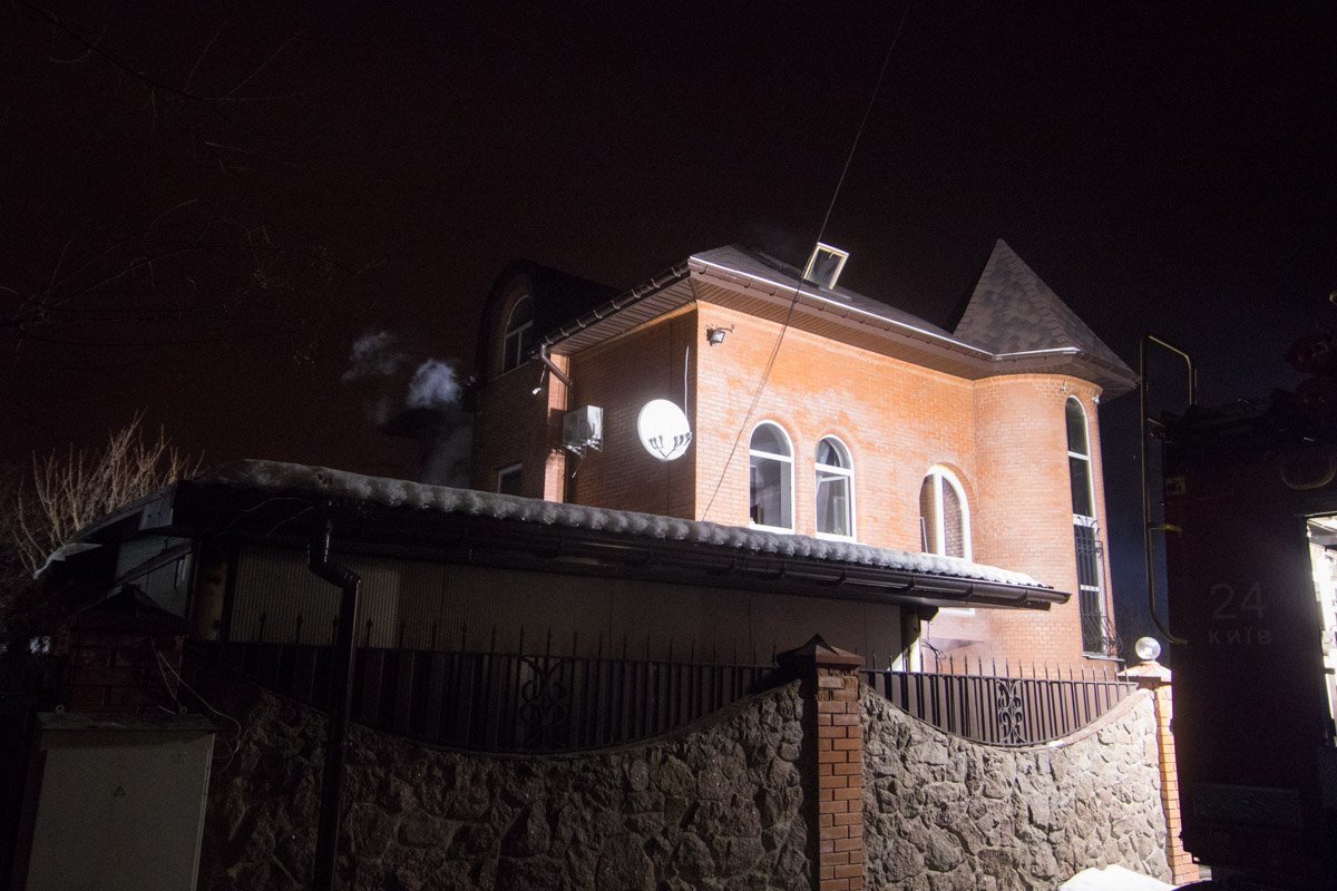 Горел трехэтажный частный дом Горел трехэтажный частный дом