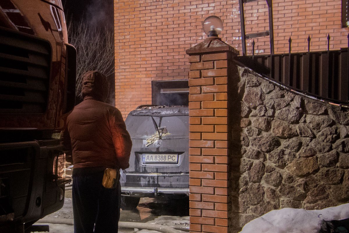 В ходе ликвидации пожара на улицу выкатили автомобиль Mercedes В ходе ликвидации пожара на улицу выкатили автомобиль Mercedes