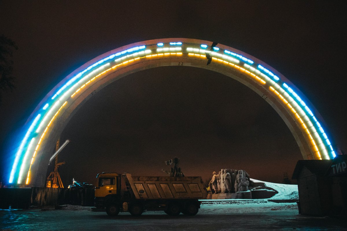 В ночь на 4 декабря Арка дружбы народов засветилась разноцветными огнями В ночь на 4 декабря Арка дружбы народов засветилась разноцветными огнями