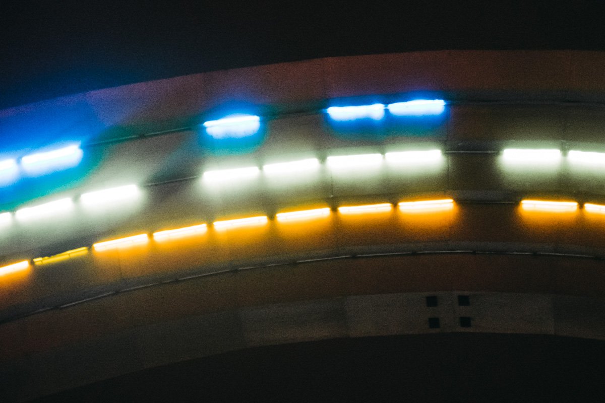 Разноцветные огни приукрасили серость огромной металлической конструкции Разноцветные огни приукрасили серость огромной металлической конструкции