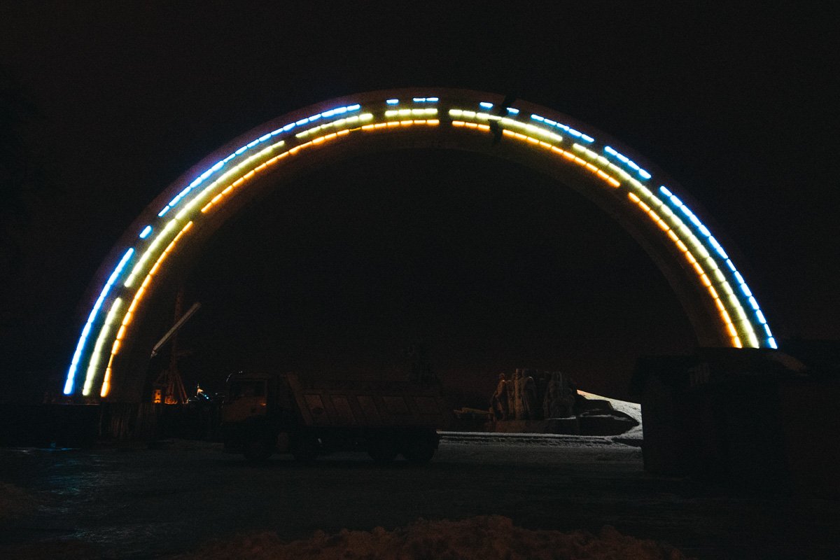 Конструкция подсвечена с двух сторон Конструкция подсвечена с двух сторон