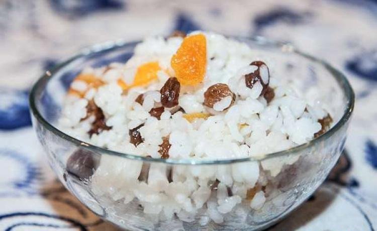 Традиционная кутья из риса с изюмом