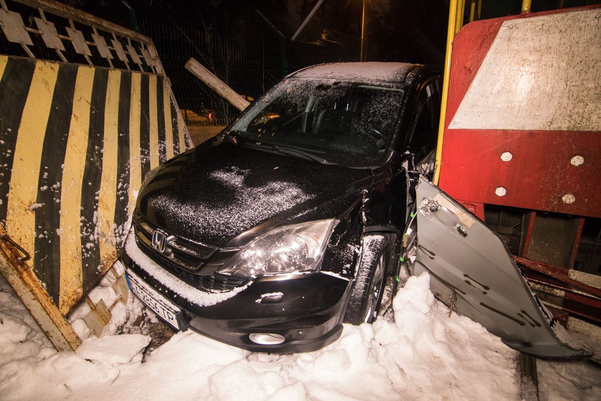 Машина снесла железные ворота и вылетела на обочину