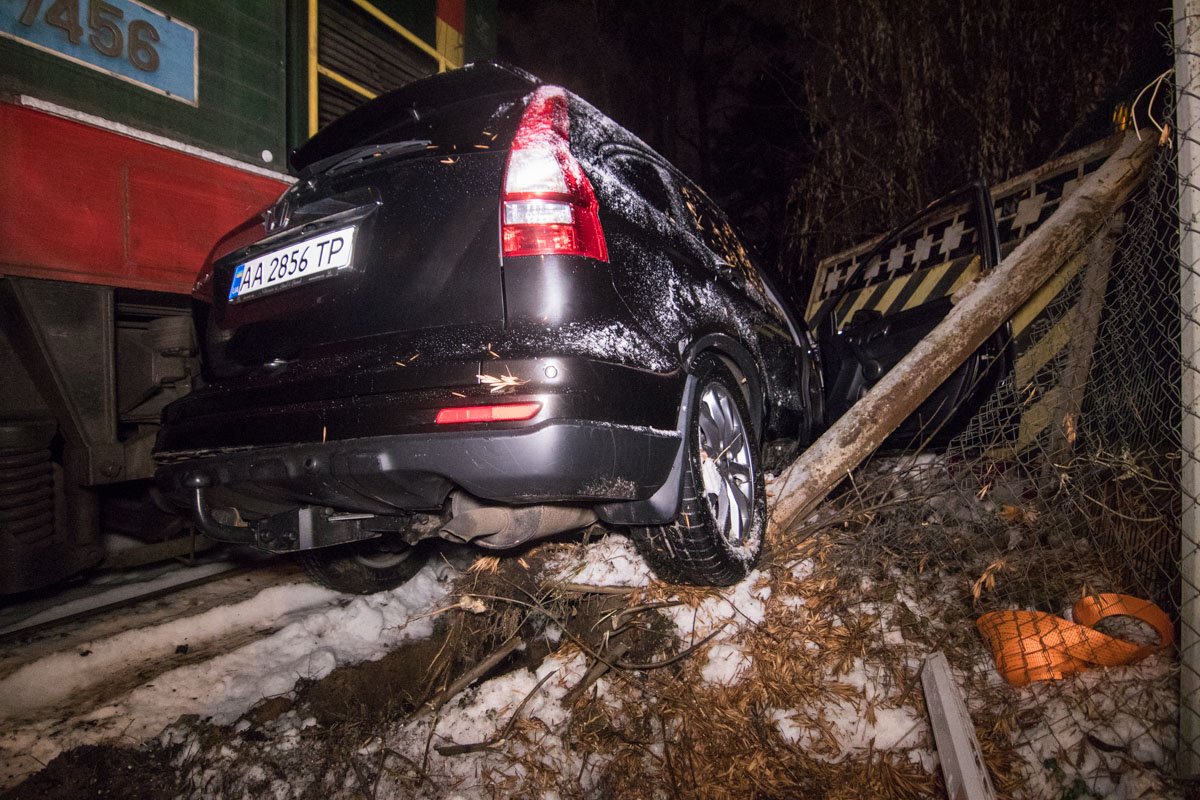 Водитель остановился на железнодорожных колеях, чтобы найти пропуск в жилкоплекс