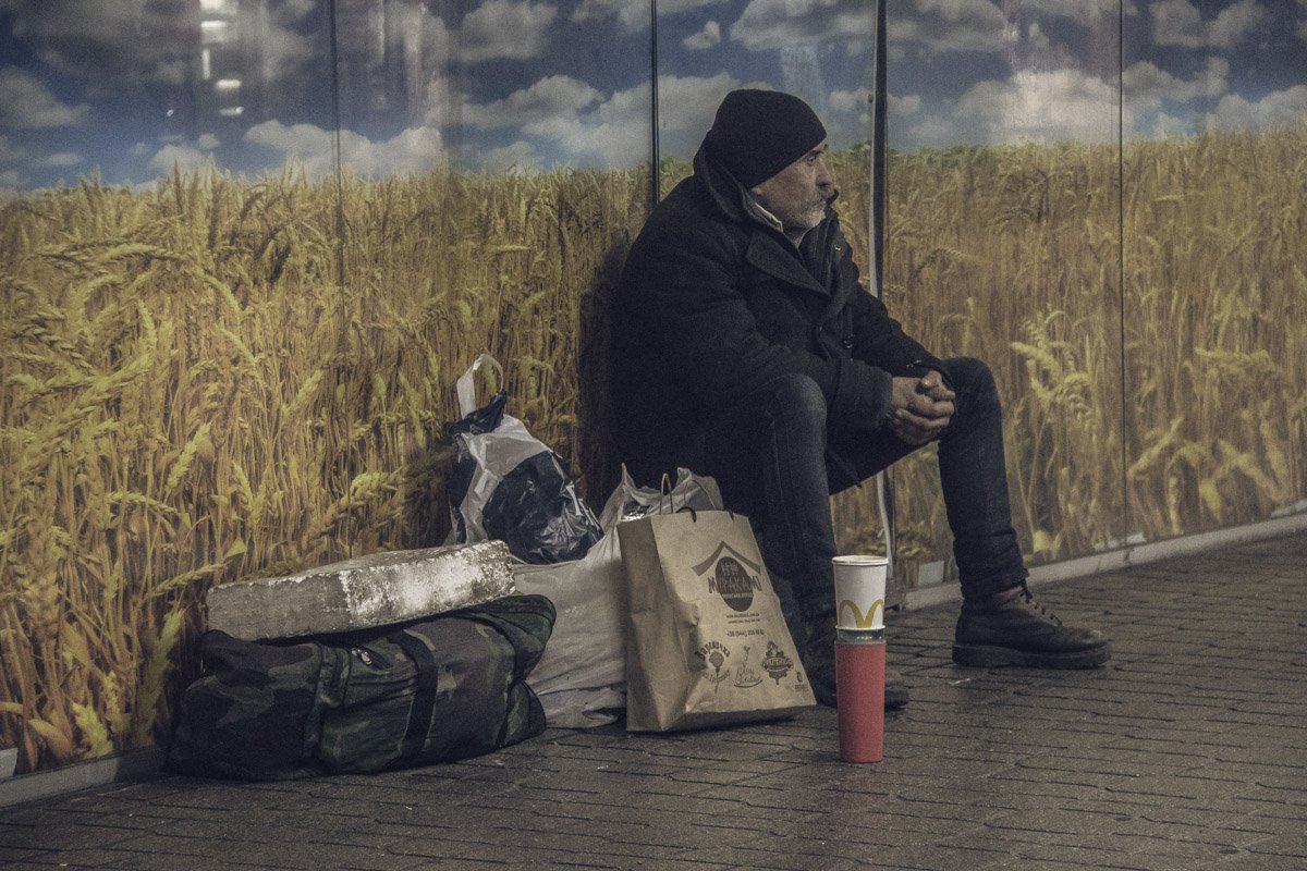 Попрошайничают здесь люди разные